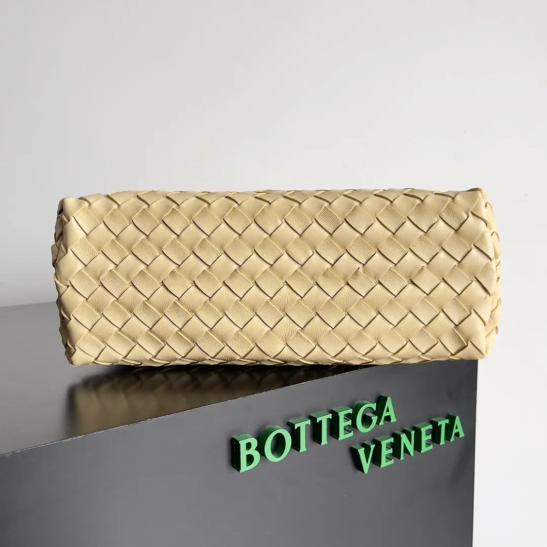 The 2023 new Andiamo batch of 2260 BV has been shipped‼ ️Really popular🔥The new Andiamo woven handbag launched by Bottega Veneta this season is really popular all over the world! ! Celebrities at home and abroad have worn it, and Oscar-winning actress Michelle Yeoh has taken it out on the street. Song Jia, Trai Yara, Yu Feihong, Sanji Ayaka, Rosie Hunting-Whiteley, Yoshioka Riho, etc. have all picked up this bag. It is classic and versatile, showing off its temperament, and the bag capacity is also large, which is very convenient for daily commuting! ! A variety of carrying methods, the shoulder straps can be adjusted by yourself, the original lambskin feels soft and delicate, and the unisex style breaks the gender boundaries and brings a more practical and long-lasting use experience. Andiamo, which has both elegant and casual styles, perfectly interprets the true appearance of "fashionable old money style". Style number: 743572 Size: 32*24*12